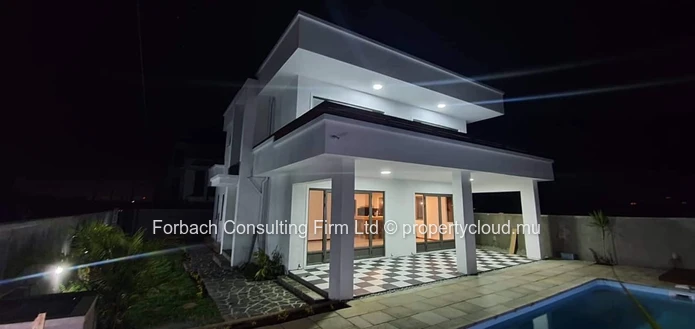 Private villa in Mon Choisy with swimming pool 
