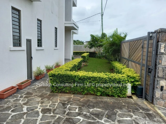 Private villa in Mon Choisy with swimming pool 