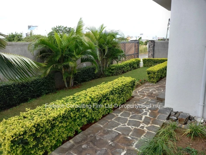 Private villa in Mon Choisy with swimming pool 