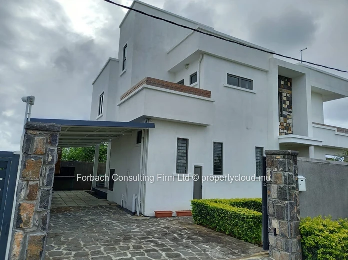 Private villa in Mon Choisy with swimming pool 