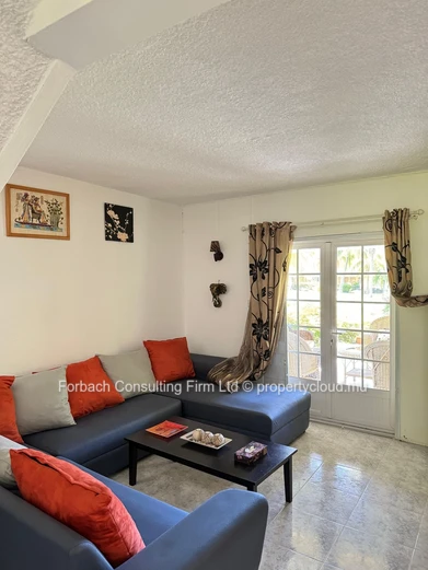 3 Bedrooms Detached House with Pool & Garden – Calodyne