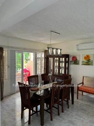 3 Bedrooms Detached House with Pool & Garden – Calodyne
