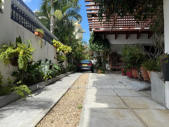 6 apartments building with office space in Trou aux Biches 