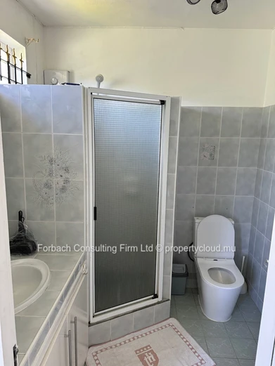 3 Bedrooms Detached House with Pool & Garden – Calodyne